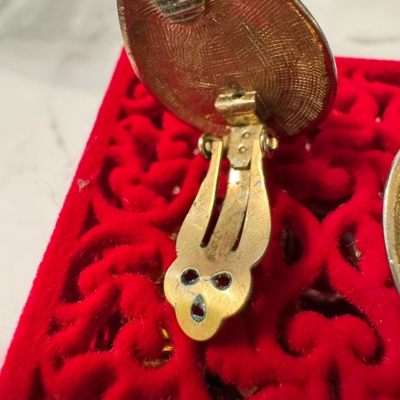 ⚜️3 for $30⚜️ Vintage Tear Drop Clip On Stud Earring (Black Cabochon) - Picture 7 of 9